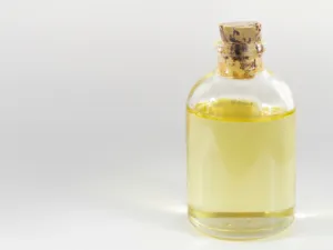 يعمل زيت الخروع على تنظيف الأمعاء وتليين البُراز لسهولة خروجه
