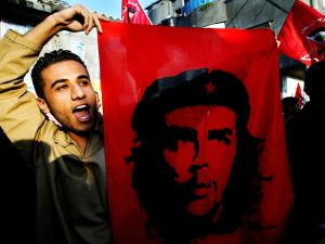 ولد جيفارا عام 1928 وكان أحد المقربين من الزعيم الكوبي فيدل كاسترو 