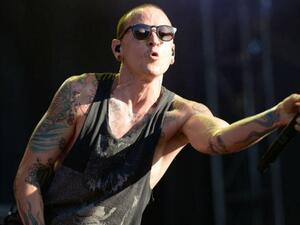 النجم الأميركي تشيستر بينينغتون المغني الرئيسي في فرقة لينكن بارك