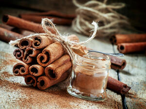 تسبب القرفة نزفاً للدّم عند تناول الفتاة لها خلال فترة الدوّرة الشهريّة 