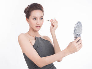 الكولاجين هو البروتين المسؤول عن مرونة البشرة ومظهرها الحيوي والشبابي