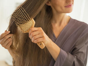 تمشيط الشعر يعمل على تحريك الدورة الدموية في جلد الشعر