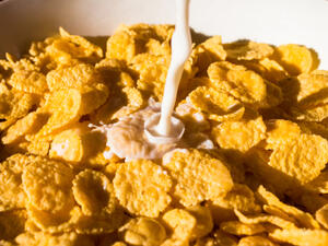 يحتوي كوبٌ من الكورن فليكس الجاف على مائةِ سعرةٍ حرارية