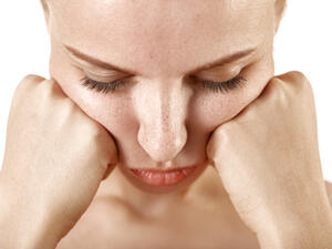 استخدام واقيات الشمس التي تناسب البشرة الحساسة لمنع زيادة الكلف

