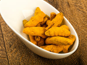 شرب الكركم مع الماء يطرد الرّياح وتخفيف الانتفاخات في البطن