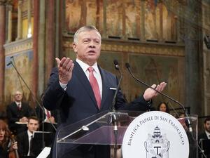  His Majesty King Abdullah II delivers a speech at the Lamp Of Peace award ceremony in Italy (Twitter)