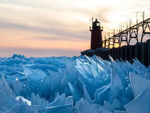 Lake Michigan covered in gorgeous shards of ice as Spring onset is on the road. (Twitter)