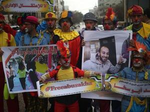 Palestinian circus artists hold portraits of their colleague, Mohammed Abu Sakha, as they demonstrate in Gaza City, Feb. 8, 2016. (AFP/File)