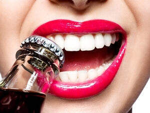 ضرر المينا المعتدل تتراوح المعالجة من استعمال حشوات أو أغشية خزفية