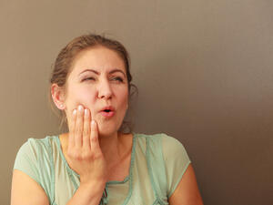 يستخدم كيس الشاي بعد نقعه في الماء من خلال تثبيته على منطقة عصب السن