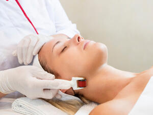 الديرما رولر هي عبارة عن آله صغيره تحتوي على ابر للوخز