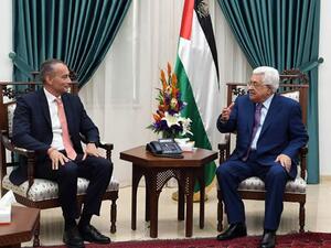 Mahmoud Abbas, discusses the current Palestinian situation with UN Middle East Envoy Nickolay Mladenov (Twitter)