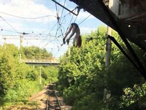 Girl miraculously survived after falling from railway bridge onto 3,000-volt electric cables where she dangled for an hour before being rescued. (Twitter)