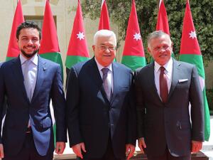 Jordan's King Abdullah, accompanied by Crown Prince Hussein (L), meets Palestinian President Mahmoud Abbas(Twitter)