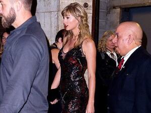 Taylor Swift leaving the premiere of her boyfriend Joe Alwyn's movie The Favourite through the back door on Friday night (Twitter)