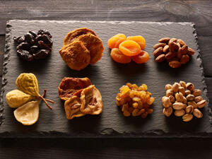 الفواكه المجففة تحتوي على الحديد 