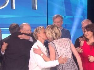 إلين دي جينيريس تقبّل زوجتها "بورشيا" بحضور أوبرا وينفري .. فيديو