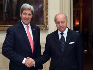 وزير الخارجية الفرنسي لوران فابيوس يرحب بنظيره الاميركي جون كيري خلال زيارة الاخير لباريس/أ.ف.ب