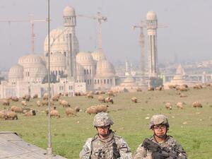 جنديان من القوات الامريكية قرب مبنى جامع الموصل الكبير في عام 2007
