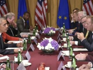اوباما خلال لقائه بمسؤولي الاتحاد الاوروبي في وارسو
