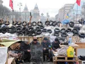 متظاهرون معارضون للحكومة يجلسون امام متراس نصب في ساحة الاستقلال في العاصمة كيف/أ.ف.ب