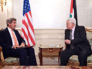 كيري يلتقي عباس في باريس