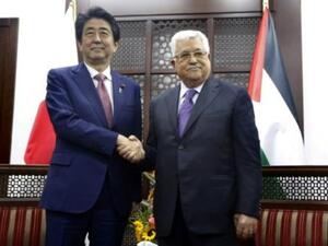رئيس الوزراء الياباني شينزو آبي يلتقي الرئيس الفلسطيني محمود عباس في مدينة رام الله بالضفة الغربية
