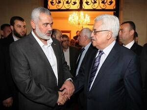 ارشيف/ الرئيس الفلسطيني محمود عباس (يمين) ورئيس المكتب السياسي لحركة المقاومة الاسلامية حماس خالد مشعل
