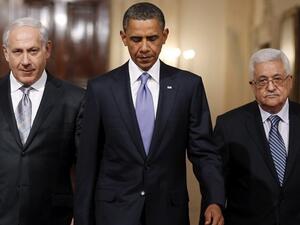 ارشيف/ اوباما يتوسط الرئيس الفلسطيني محمود عباس ورئيس الوزراء الاسرائيلي بنيامين نتانياهو
