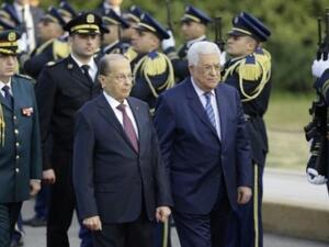 الرئيس اللبناني ميشال عون (يسار) ونظيره الفلسطيني محمود عباس يستعرضان حرس الشرف في قصر بعبدا

