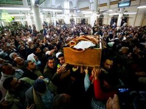 أقارب وطلاب وأصدقاء للشيخ عمر عبد الرحمن يشيعون جثمانه في مسجد بمدينة الجمالية التابعة لمدينة المنصورة في مصر يوم الأربعاء
