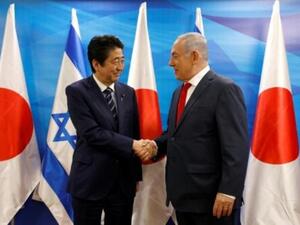 رئيس الوزراء الياباني شينزو آبي (يسار) ونظيره الاسرائيلي بنيامين نتانياهو في القدس