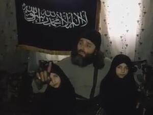 لقطة من الفيديو لابو نمر السوري وطفلتيه