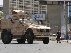 مدرعة أمام بنك في مدينة عدن اليمنية

