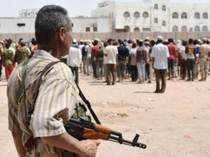 يمنيون موالون للرئيس عبد ربه منصور هادي يشاركون في تدريبات عسكرية في عدن
