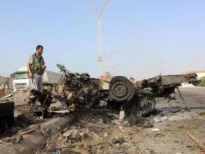 حطام سيارة بموقع تفجير انتحاري في عدن باليمن
