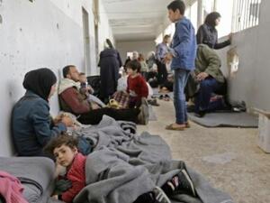 مدنيون سوريون فروا من الغوطة الشرقية داخل مركز استقبال للحكومة السورية في عدرا

