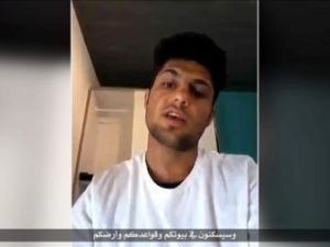 صورة من مقطع فيديو غير مؤرخ نشر يوم 19 يوليو تموز 2016 لأفغاني بايع الدولة الإسلامية قبل هجوم بفأس في قطار بألمانيا
