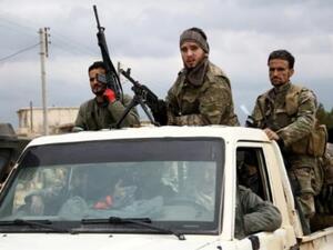 مسلحون من المعارضة السورية المدعومة من تركيا في مطقة قريبة من مدينة عفرين في شمال سوريا
