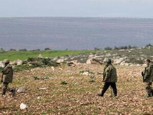 مقاتلون من الجيش السوري الحر مدعومون من تركيا يسيرون في مريمين شرق عفرين
