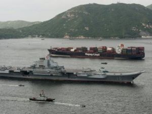 حاملة الطائرات الصينية لياوننغ لدى وصولها إلى هونغ كونغ

