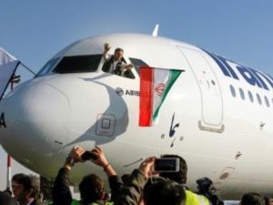 اول طائرة ايرباص من ضمن طلبية من مئة طائرة تصل الى مطار مهر اباد في طهران

