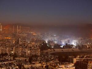 دخان ولهب يتصاعد من موقع تعرض لقصف جوي في المنطقة المحاصرة من حلب 
