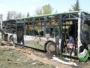 احدى الحافلات لاجلاء السكان التي تعرضت للتفجير غرب حلب

