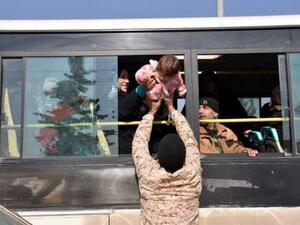 اشخاص تم اجلاؤهم من قريتي كفريا والفوعة الشيعيتين يصلون إلى منطقة خاضعة لسيطرة الحكومة في حلب يوم الاثنين

