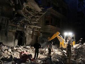 أفراد من الدفاع المدني يبحثون عن ناجين في موقع تعرض لقصف جوي في منطقة خاضعة لسيطرة المعارضة في حلب
