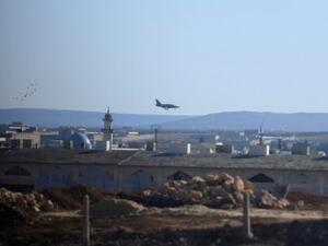 طائرة حربية تستعد للهبوط في حلب 
