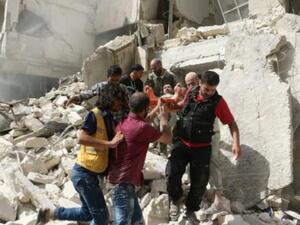 سوريون ينقلون جريحا اثر غارة جوية مفترضة على حي القاطرجي في حلب
