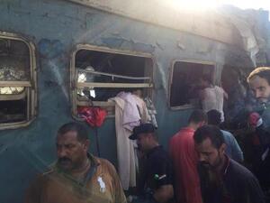 مصريون يبحثون عن ناجين في موقع تصادم قطارين بمدينة الإسكندرية الساحلية 
