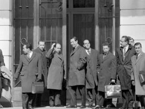 وصول الوفد الجزائري الذي كان يضم مصطفى بن عودة الى ايفيان ليه بان للمشاركة في مفاوضات استقلال الجزائر 
